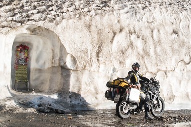 Na Karakoram Highway que liga a China ao Pakistão com uma extensão de 1300 km. Também conhecida como Friendship Highway (estrada da amizade).
