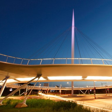 6- Hovenring Eindhoven, Noord-Brabant, Holanda. A primeira ponte circular suspensa para peões e bicicletas do mundo.