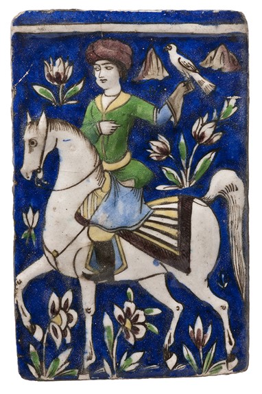 Placa Falcoeira a cavalo Irão, Qajar, séc. XIX  Cerâmica com decoração policroma sob vidrado transparente 22x14,4cm Casa-Museu Dr. Anastácio Gonçalves, Inv.º CMAG 495 © DGPC/ADF – José Paulo Ruas