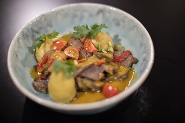 Salada de lingua e pepino_pure de batata doce_coentros_vinaigrette do guisado