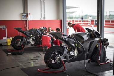 Ducati apresenta sua primeira moto elétrica para corridas da MotoE em 2023  