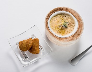 Mexilhão ao vapor com caldo de caril e coco