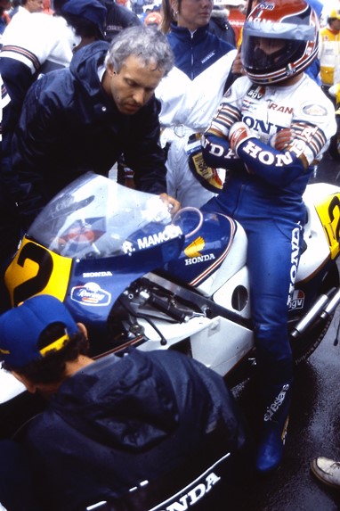 Mamola na grelha de Silverstone, em 86