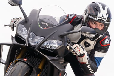 Para onde olhamos, é para onde a moto vai! Não fixe o olhar nas escapatórias, mas sim para a pista e para um ponto mais à frente de onde se encontra