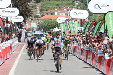 David Rodrigues reuniu forças para ganhar a etapa ao sprint e atacou já à chegada dos últimos quilómetros