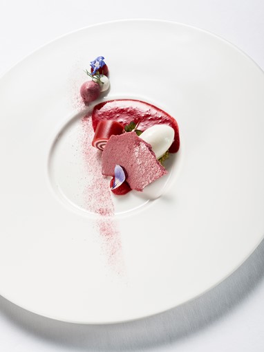 Creme de ruibarbo com lima kaffir, merengue de ruibarbo e gelado de quejo mascarpone