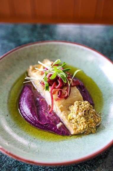 Bacalhau com puré de batata doce, cebola caramelizada e farofa de pão