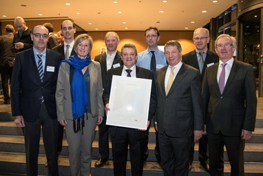Francine Closener, Secretária de Estado da Economia do Luxemburgo, Robert Dennewald, Presidente da FEDIL e Nicolas Soisson, Diretor da FEDIL, a entregar o prémio à equipa de I+D do Centro de Inovação da Goodyear no Luxemburgo.