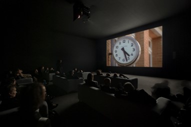 Christian Marclay. The Clock, 2010. Vista da instalação.  © Christian Marclay. Cortesia / Courtesy Paula Cooper Gallery, New York.
