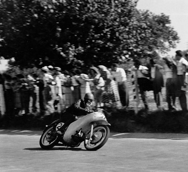 Enrico_Lorenzetti em 1953 aos comandos de uma Moto Guzzi