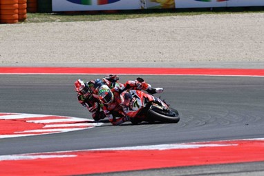 Davies perde a frente, com Rea colado