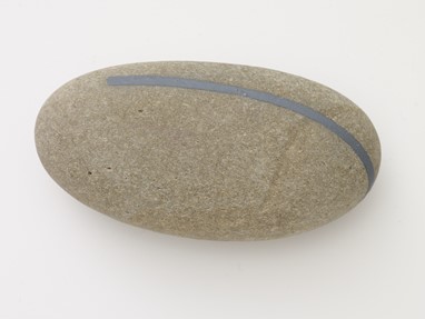 Fernando Lanhas P75-84, 1984 Seixo pintado 4 x 5,5 x 10,5 cm Col. Fundação de Serralves – Museu de Arte Contemporânea, Porto. Doação do artista em 2011. Foto Filipe Braga, © Fundação de Serralves, Porto