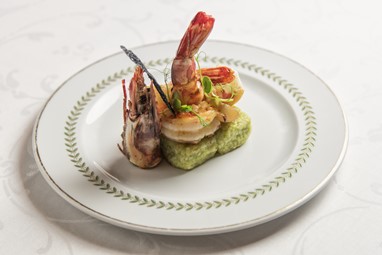 Camarão tigre, risoto crocante de coentros, ervilha e glacé de marisco
