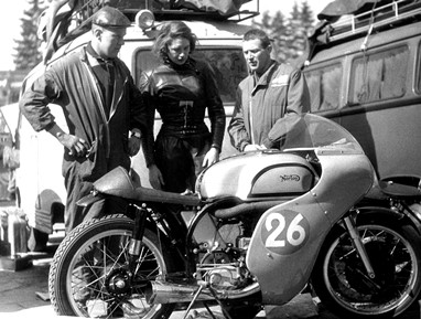 A apreciar a Norton Manx