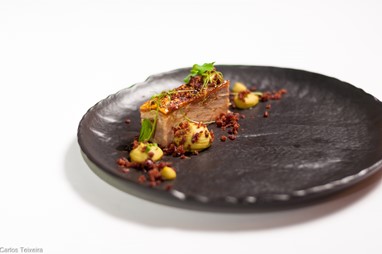 Terrina de Leitão confitado com pimentão doce, puré de favas e chouriço fumado