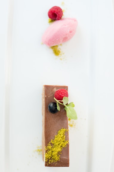 Dacquoise de avelã com pó de pistacho e sorbet de romã 