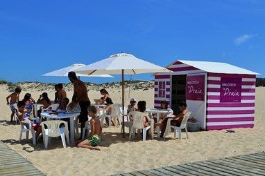 Biblioteca na Praia do Carvalhal