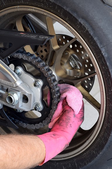 Limpar a corrente com WD-40, incluindo a parte posterior do elos