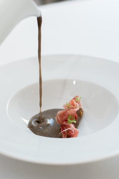 Creme de cogumelos com presunto alentejano e chila fumada, azeite de tomilho