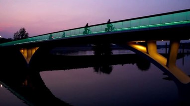 7 - Ponte Weerdsprong em Venlo, Holanda. Ponte pedestre e ciclável desenhada pela Ipv Delft.