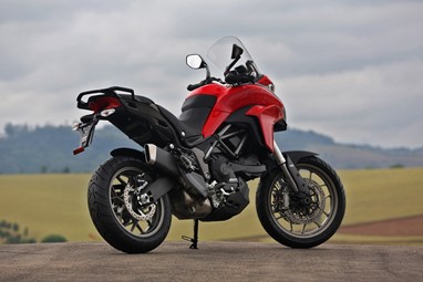 Com peso a seco de 213 kg a Multistrada 950 é fácil de manobrar, mas exige pernas longas