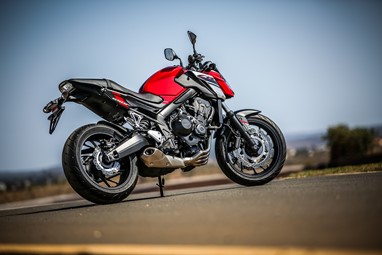 Naked CB 650F 2018 tem aletas menores que deixam o motor de quatro cilindros mais à mostra