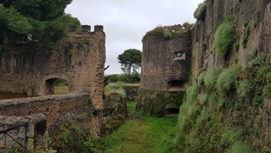 Pormenor das muralhas e fosso do Castelo de Vila Viçosa