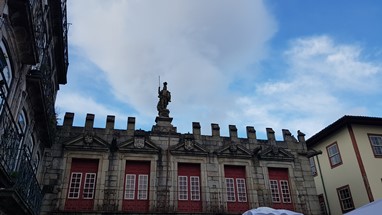 Paços do Concelho - Estátua Guimarães Duas Caras