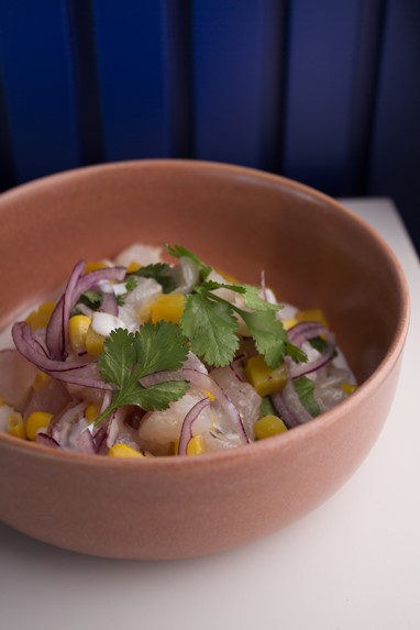 Crus - Ceviche de peixe branco, coco, milho e cebola marinada