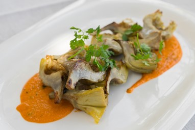 Alcachofras grelhadas com molho romesco