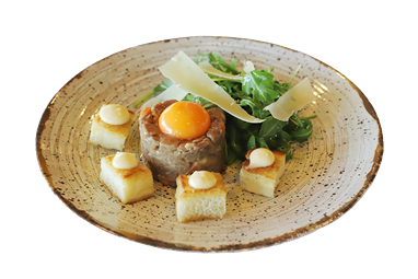 Tartaro de vitela, salada de rucula e torricado de alho assado