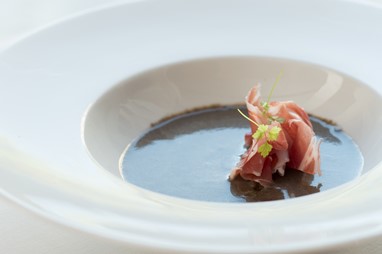 Creme de cogumelos com presunto alentejano e chila fumada, azeite de tomilho