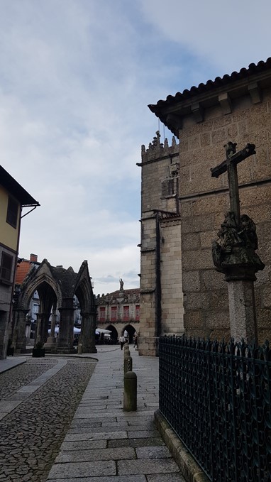 Largo da Oliveira - ao fundo o Guimarães Duas Caras