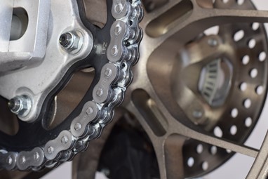 A zona exterior dos elos está limpa, mas o interior continua lubrificado