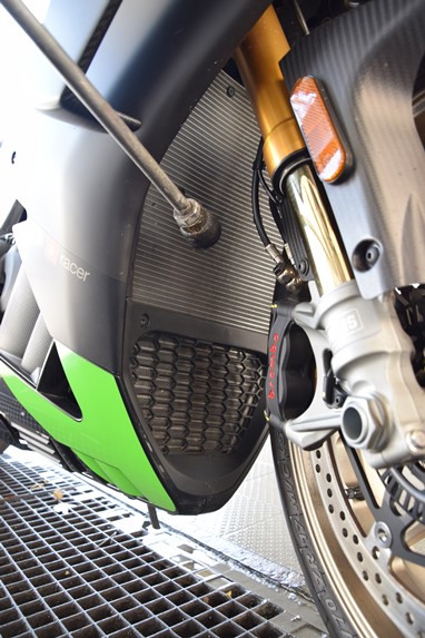 Evite utilizar os habituais jatos de pressão de água para limpar o radiador