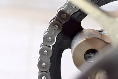 Verifique se todos os pontos de contacto da corrente com a cremalheira estão lubrificados!