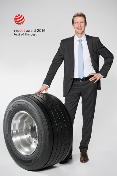 Constantin Batsch mostra o pneu Conti Hybrid HT3 445/45 R 19.5, que venceu o "Red Dot: Best of the Best", o seu segundo prémio de design.