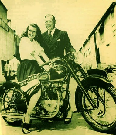 A actriz Rita Hayworth e o próprio Edward Turner com uma Triumph Speed Twin 5T
