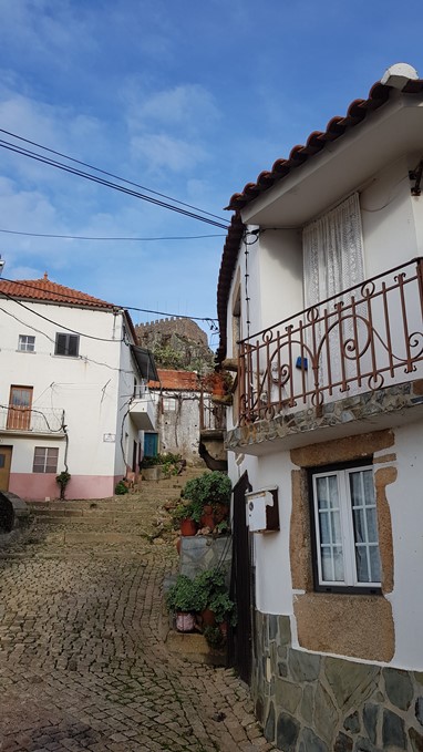 Penha Garcia - Rua e Castelo ao fundo