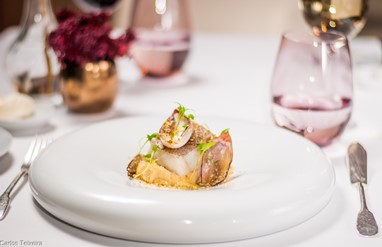 Tradicional bacalhau curado e aromatizado com limão e coentros, puré de grão-de-bico e chalotas caramelizadas