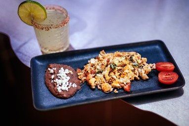 Huevos revueltos con carne seca y frijoles