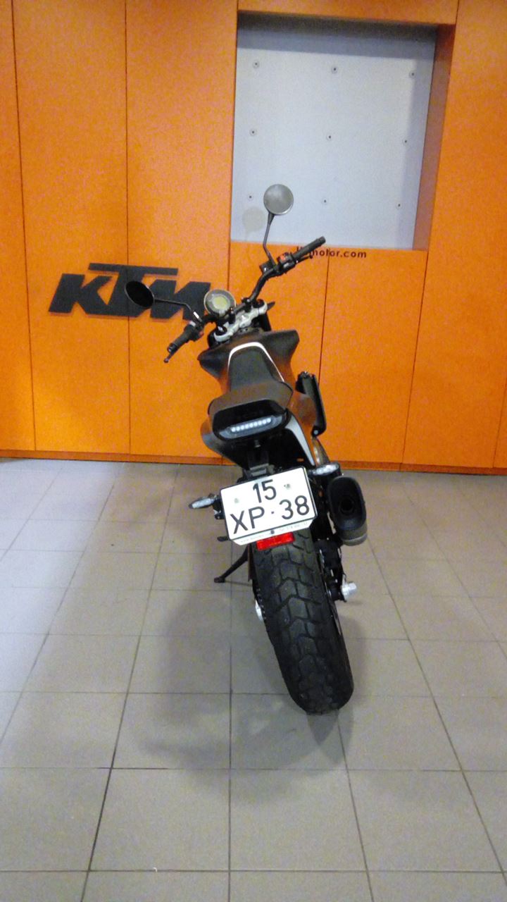 Husqvarna SVARTPILEN 701 | Moto