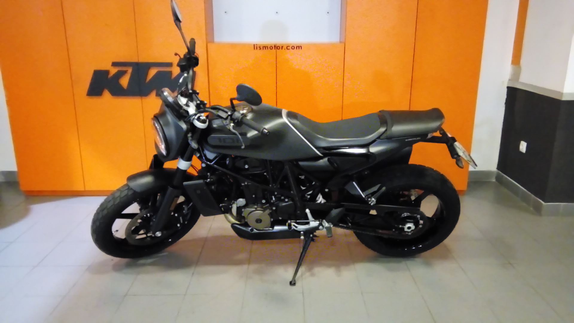 Husqvarna SVARTPILEN 701 | Moto