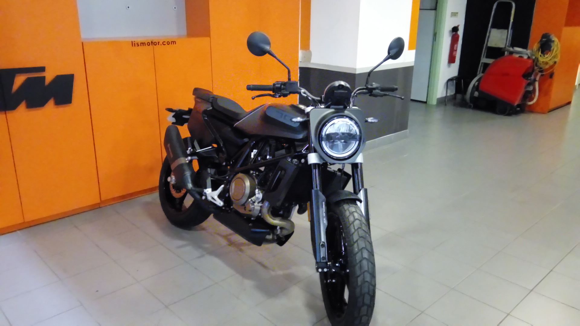 Husqvarna SVARTPILEN 701 | Moto