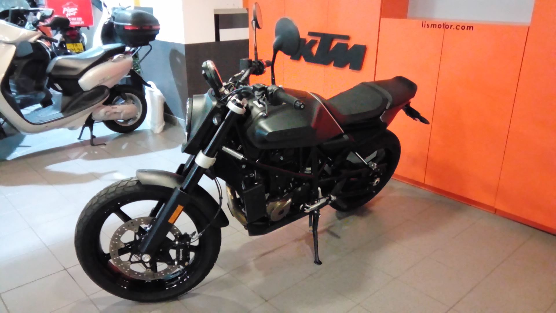 Husqvarna SVARTPILEN 701 | Moto