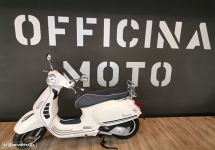 Vespa GTS 125 Yacht Club