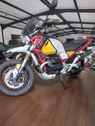 Moto Guzzi V85 Premium | Moto