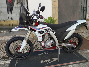 AJP PR7 650 - Nova - 0 km - Em stock | Moto