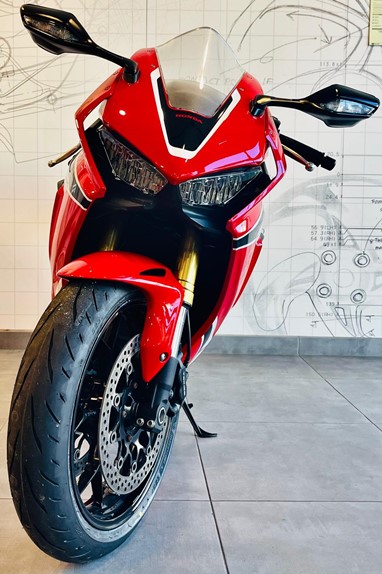 Honda CBR 1000RR FIREBLADE 25 ANOS | Moto