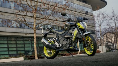 UM XTREET | Moto | Utility